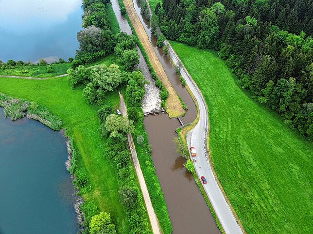 Der Kanal ist randvoll.