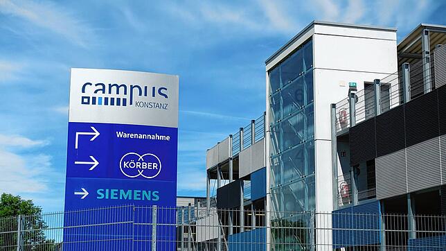 Hinweistafel in Konstanz: Der ehemalige Siemens-Standort wird bald von Körber und Vanderlande betrieben werden.