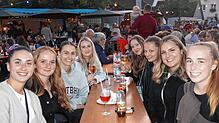 Geselligkeit und gute Laune kennzeichneten das 52. Bermatinger Weinfest, das an allen drei Tagen trotz kühler Abende zahlreiche ...