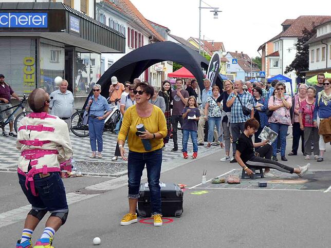 Die Straßenkünstler zogen das Publikum in ihren Bann