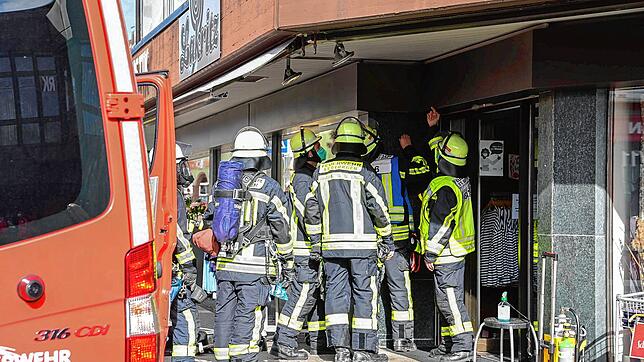 Die Feuerwehr am Einsatzort nahe des Bärenplatzes.