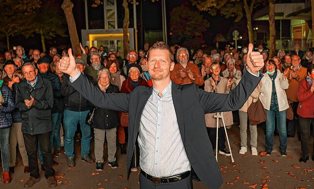 Simon Gröger triumphiert bei der OB-Wahl.