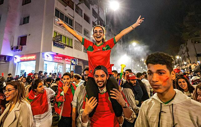 Anhänger Marokkos feiern in der marokkanischen Hauptstadt Rabat den Sieg ihrer Mannschaft.
