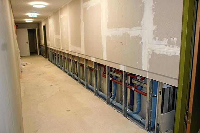 Nach den Wasserschaden in der neuen Turnhalle muss im Umkleidebereich nachgebessert werden.