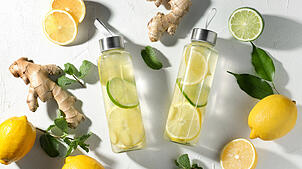 Vitaminwasser ist mit Nährstoffen angereichert, die eigentlich in Obst, Gemüse und Co. zu finden sind. Sind die Produkte aus dem ...