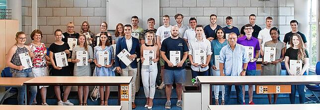 Bild 8: Schüler aus der Bodensee-Region freuen sich über ihre Abschlusszeugnisse &ndash; hier gibt&lsquo;s ihre Bilder