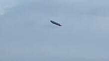Von Meersburg aus ist er gut sichtbar: Der Zeppelin, der zur Abwechslung nachts über dem Bodensee unterwegs ist.