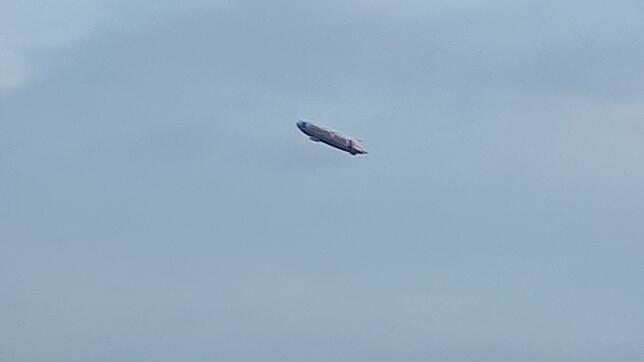 Von Meersburg aus ist er gut sichtbar: Der Zeppelin, der zur Abwechslung nachts über dem Bodensee unterwegs ist.
