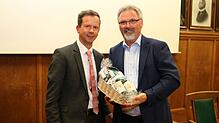 Clemens Maurer (links) überreicht dem scheidenden Stadtkämmerer Rudi Huber ein Geschenk des Gemeinderats. Bild: Achim Ringwald/Stadt