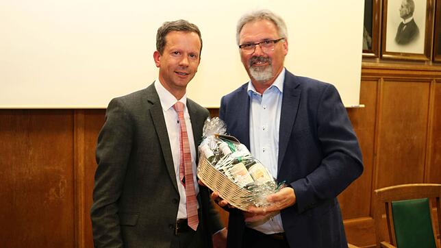 Clemens Maurer (links) überreicht dem scheidenden Stadtkämmerer Rudi Huber ein Geschenk des Gemeinderats. Bild: Achim Ringwald/Stadt