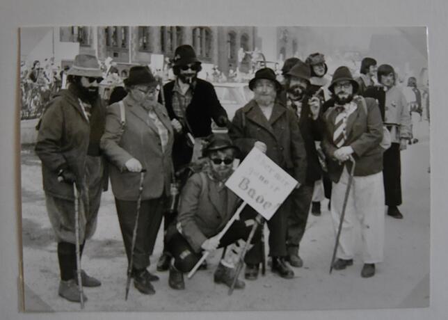 Im Jahr der Kreis- und Verwaltungsreform, 1973, gingen die Frauen als Nachtwächter mit dem Schild: &bdquo;Aber mir gon no it Bade!&ldquo;