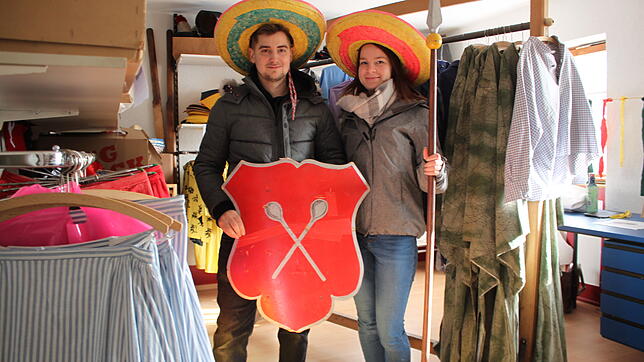 Alina Zemann und Florian Kirner gehören zum Team der Hansele-Häsgruppe, die sich auch um die Kleiderkammer kümmert.
