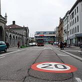 Der Konstanzer Bahnhofsvorplatz, mal ohne Verkehr auf der Straße.