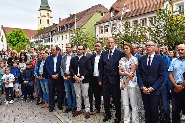 Sie lauschen den Worten von Patrick Haas: Donaueschingens Bürgermeister Severin Graf (von links), Bräunlingens Bürgermeister Micha ...