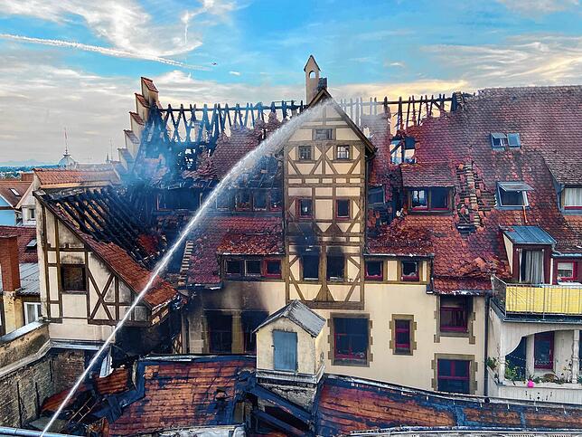 Bild 6: Nach dem Großbrand in Konstanz: Der Einsatz geht in seine zweite Nacht