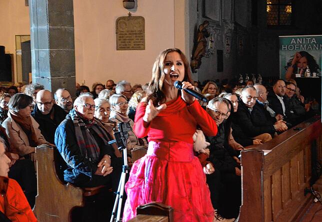 Anita Hofmann singt in der St.-Nikolaus-Kirche.