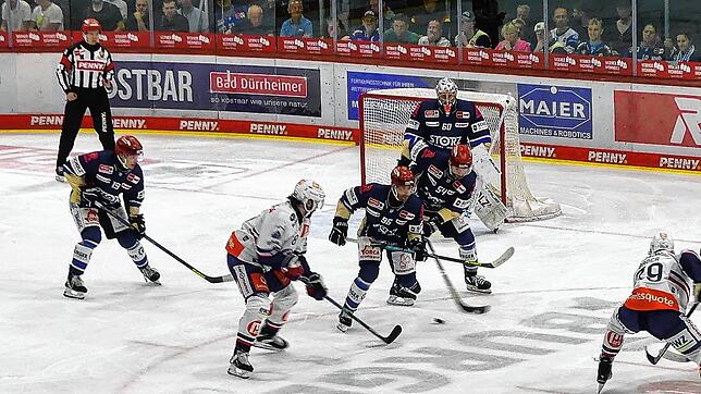Bei dem Testspiel gegen den CHL-Sieger ZSC Lions war ausgelassene Stimmung in der Schwenninger Helios Arena. Foto: Tina Fröhlich