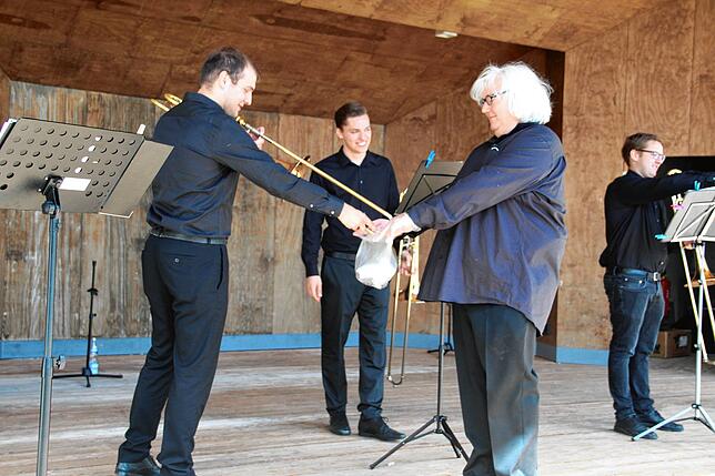 Gerhard Wolf (Dritter von links), Leiter der Musikakademie VS, zeigt, wie bei den Blechbläsern nach Corona Verordnung die Instrumente ...