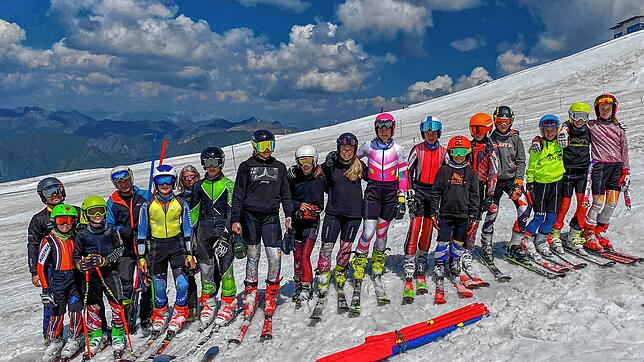 Sommer im Schnee: Der Regio Süd-Kader traf sich in den Sommerferien zum Lehrgang auf dem Hintertuxer Gletscher.