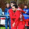Gut gemacht: Nicolai D&lsquo;Effremo gratuliert dem sicheren Schützen Raffaele Ponzo (vorn), der beim 4:0-Sieg beim FC Schlüchttal ...