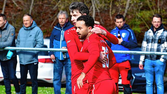 Gut gemacht: Nicolai D&lsquo;Effremo gratuliert dem sicheren Schützen Raffaele Ponzo (vorn), der beim 4:0-Sieg beim FC Schlüchttal ...
