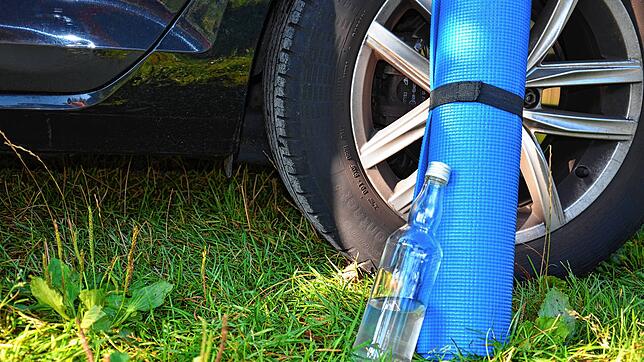 Ein 62-jähriger Mann fuhr mit seinem Auto an einen Waldrand bei Überlingen und trank dort eine halbe Flasche Schnaps, um dann zu ...