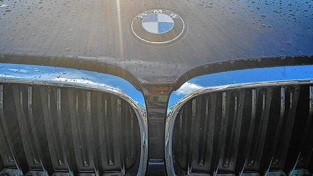 Ein Fahrer eines schwarzen BMW riskierte jetzt mit einer hochgefährlichen Fahrt zahlreiche Menschenleben. Eine Frau lotste die Polizei ...