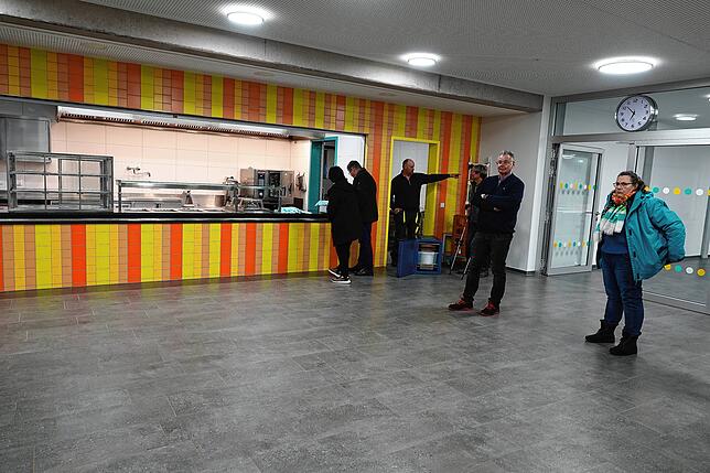 Blick in die Mensa der Rickenbacher Grundschule mit Gemeinderätin Liselotte Schleicher (rechts) und daneben Gemeinderat Manfred Eckert.