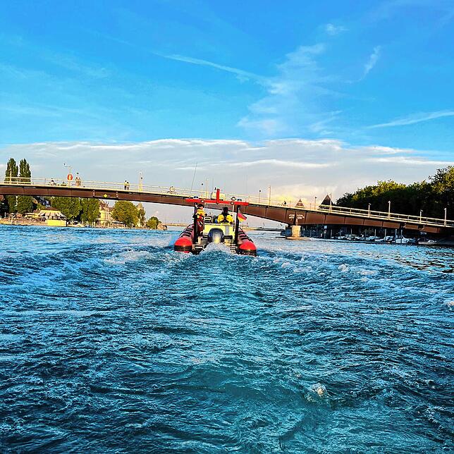 Der Uferbereich bis zur Neuen Rheinbrücke wird von einem Rettungsboot der DLRG abgesucht.