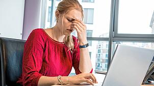 Ist der emotionale Druck im Job enorm hoch, leiden Beschäftigte schnell unter dem schlechten Betriebsklima.