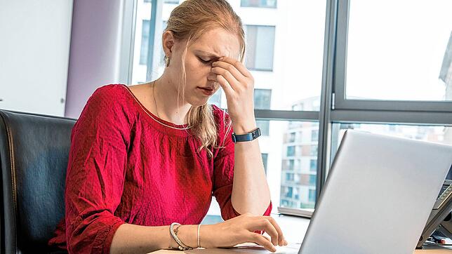 Ist der emotionale Druck im Job enorm hoch, leiden Beschäftigte schnell unter dem schlechten Betriebsklima.