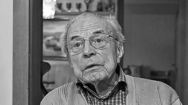 Erich Meyer berichtet im April 2024 daheim in seinem Haus in Stadenhausen.