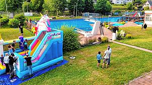 Eine Hüpfburg sorgt bei den jungen Besuchern im Vöhrenbacher Freibad für zusätzlichen Spaß. Foto: Föderverein