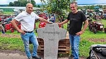 Der Hauptorganisator Alexander Klotz (links) ist ganz begeistert von dem Gedenkstein, den Markus Burzle den Einwohnern von Gangenweiler ...