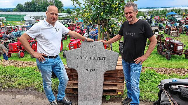 Der Hauptorganisator Alexander Klotz (links) ist ganz begeistert von dem Gedenkstein, den Markus Burzle den Einwohnern von Gangenweiler ...