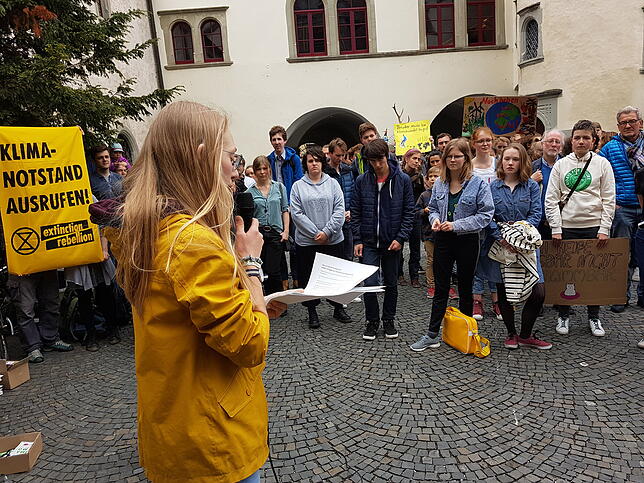 Zoe Blumberg spricht während einer Mahnwache vor der Entscheidung des Gemeinderats zur Ausrufung des Klimanotstands im Innenhof des ...