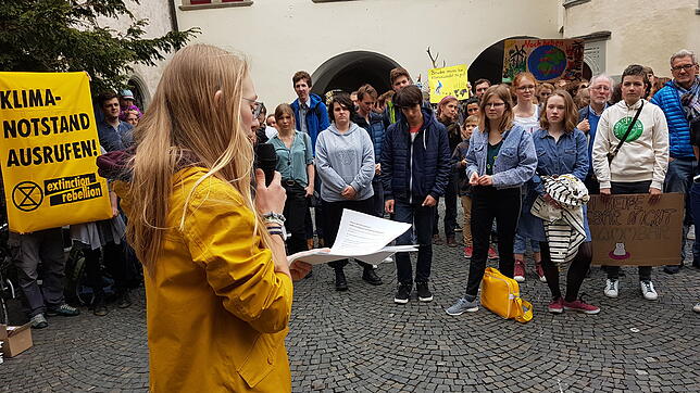 Zoe Blumberg spricht während einer Mahnwache vor der Entscheidung des Gemeinderats zur Ausrufung des Klimanotstands im Innenhof des ...