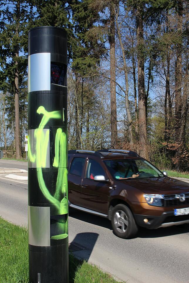 Opfer von Vandalismus: Die Blitzsäule in der Neue-Wolterdinger-Straße wurde vergangenes Jahr mit Neon-Farben besprüht.