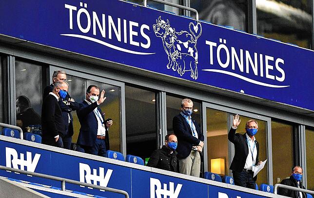 Clemens Tönnies (3. von links) ist ganz nebenbei auch Aufsichtsratsvorsitzender des FC Schalke 04. Obwohl er nicht im operativen ...