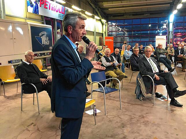 Dieter Petrolli, Geschäftsführer von Petrolli Reisen, erkundigte sich, ob eine Lockerung der Maskenpflicht in Omnibussen möglich ist.