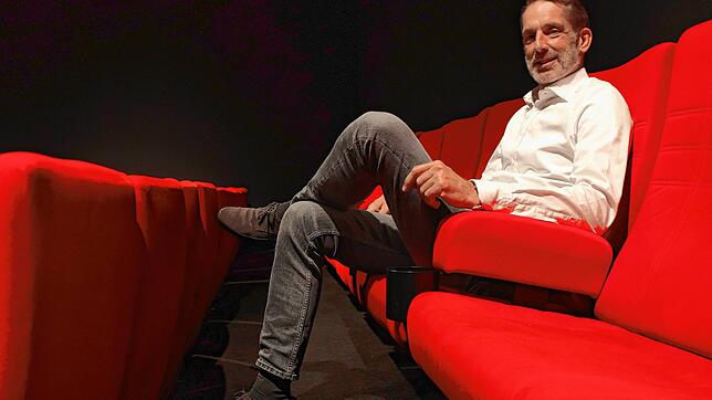 Seit Monatsbeginn kann wieder im roten Kinosessel Platz genommen werden: Hans-Detlef Rabe, Geschäftsführer des Cinestar Konstanz in ...