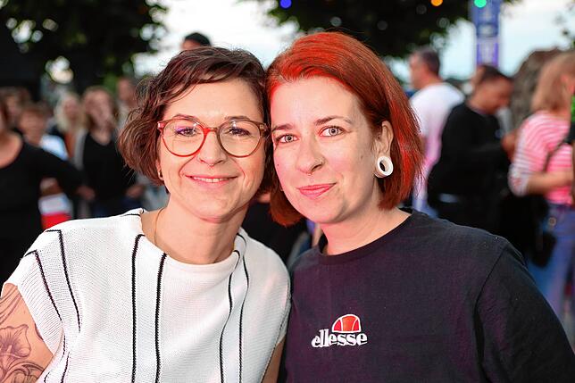 Bild 6: Die Gäste feiern beim Stadtgartenfest: Hier sind die Fotos vom ersten Abend