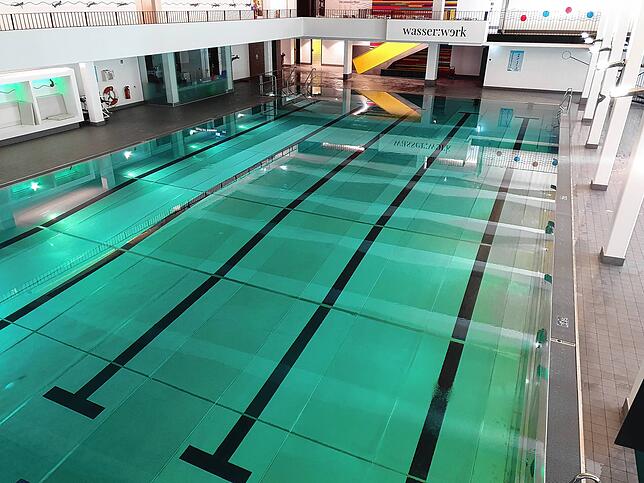 Die Wassertemperatur im Schwimmerbecken wurde in der vergangenen Saison gesenkt, um Strom zu sparen. Künftig soll sie wieder bei 28 Grad ...