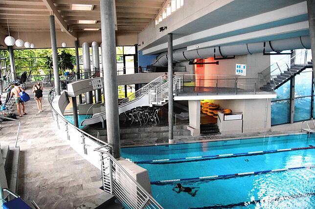 Blick auf das große Schwimmerbecken und die Rutschen in der Bodenseetherme.