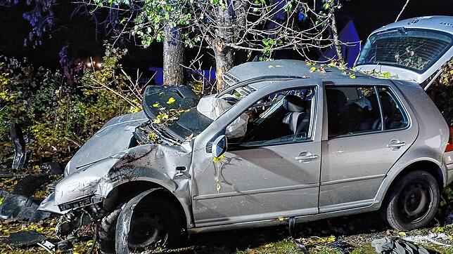 Ein tödlicher Unfall ereignete sich am frühen Sonntagmorgen bei Jestetten. Das Fahrzeugwrack wurde von der Polizei sichergestellt.
