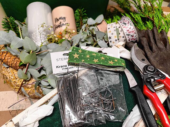 Materialien für einen Adventskranz, einen Türkranz oder ein Gesteck.