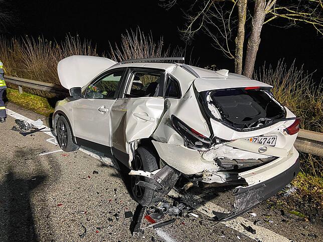 Der Fahrer eines Nissans konnte nicht mehr rechtzeitig bremsen und fuhr auf ein weiteres Auto auf.