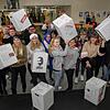 Bunt beschriebene Hocker dokumentieren, wie Schüler der Robert-Gerwig-Schule in Singen mit Nationalismus umgehen. Im Bild Romana Kipper ...