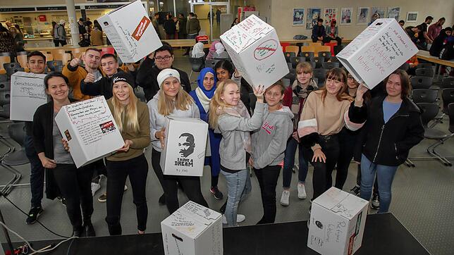 Bunt beschriebene Hocker dokumentieren, wie Schüler der Robert-Gerwig-Schule in Singen mit Nationalismus umgehen. Im Bild Romana Kipper ...