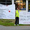 Vor dem Eingang der Göge-Halle in Hohentengen hatten sich SRH-Mitarbeiter postiert.